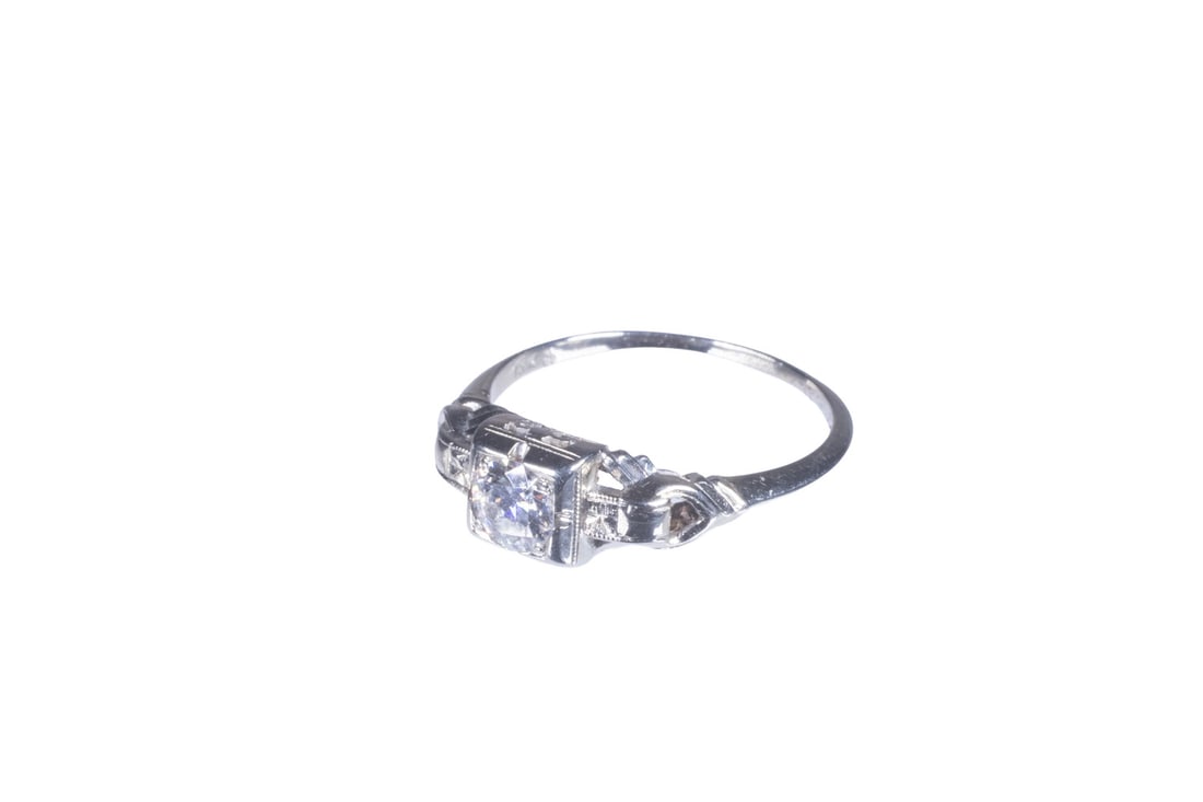 EDWARDIAN 18K GOLD OLD EUROPEAN CUT DIAMOND RING: EDWARDIAN 18K GOLD OLD EUROPEAN CUT DIAMOND RING An Edwardian 18K white gold ring set with a central old European cut diamond measuring approximately 4.68 mm, estimated at approximately 0.40 carat. Th