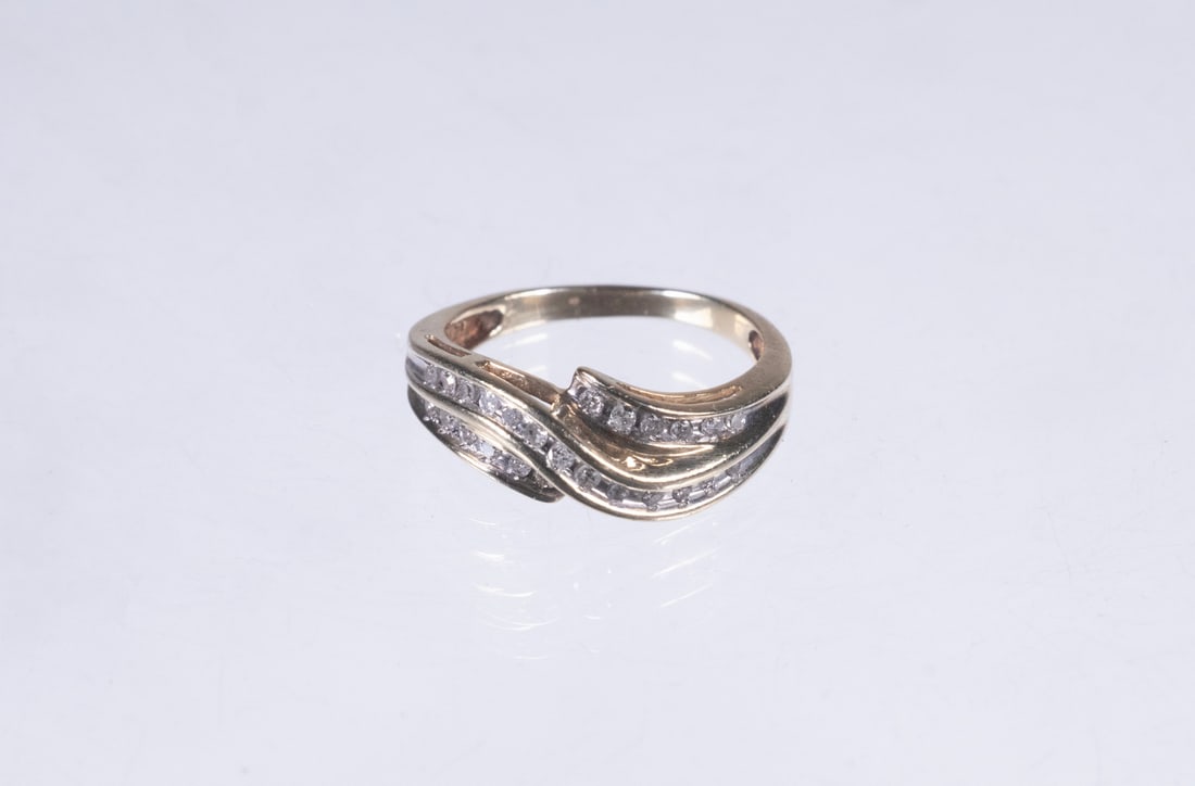 VINTAGE 10K GOLD AND DIAMOND RING (1 of 1)