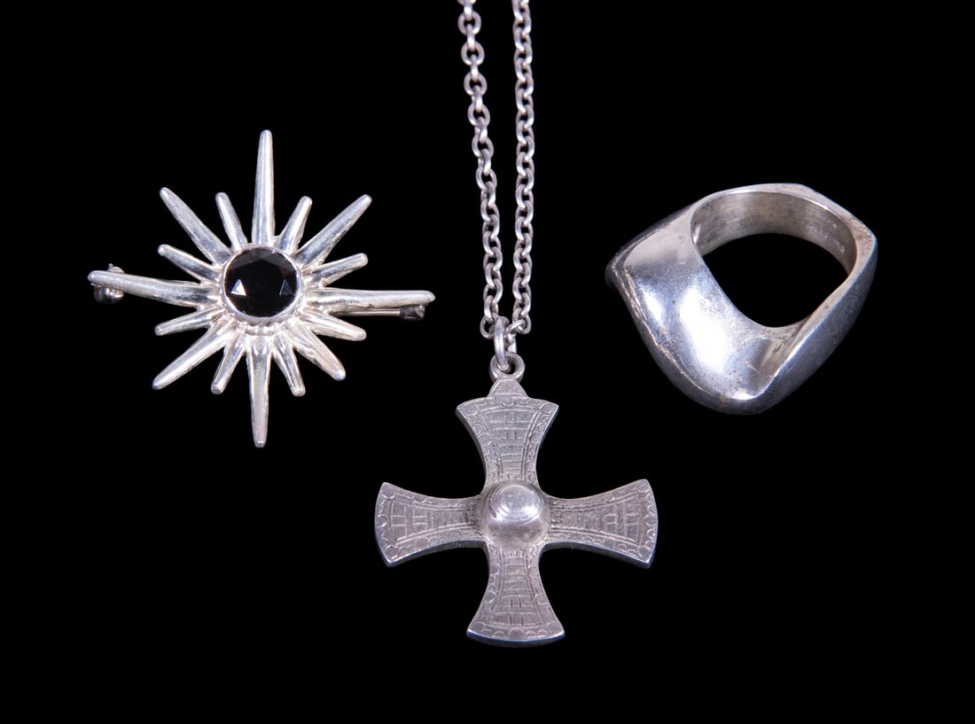 (3) STERLING SILVER JEWELRY ITEMS: (3) STERLING SILVER JEWELRY ITEMS A group including a pendant necklace with cross-form pendant, a sculptural sterling silver ring, and a starburst-form brooch set with a faceted smoky quartz. 1.51