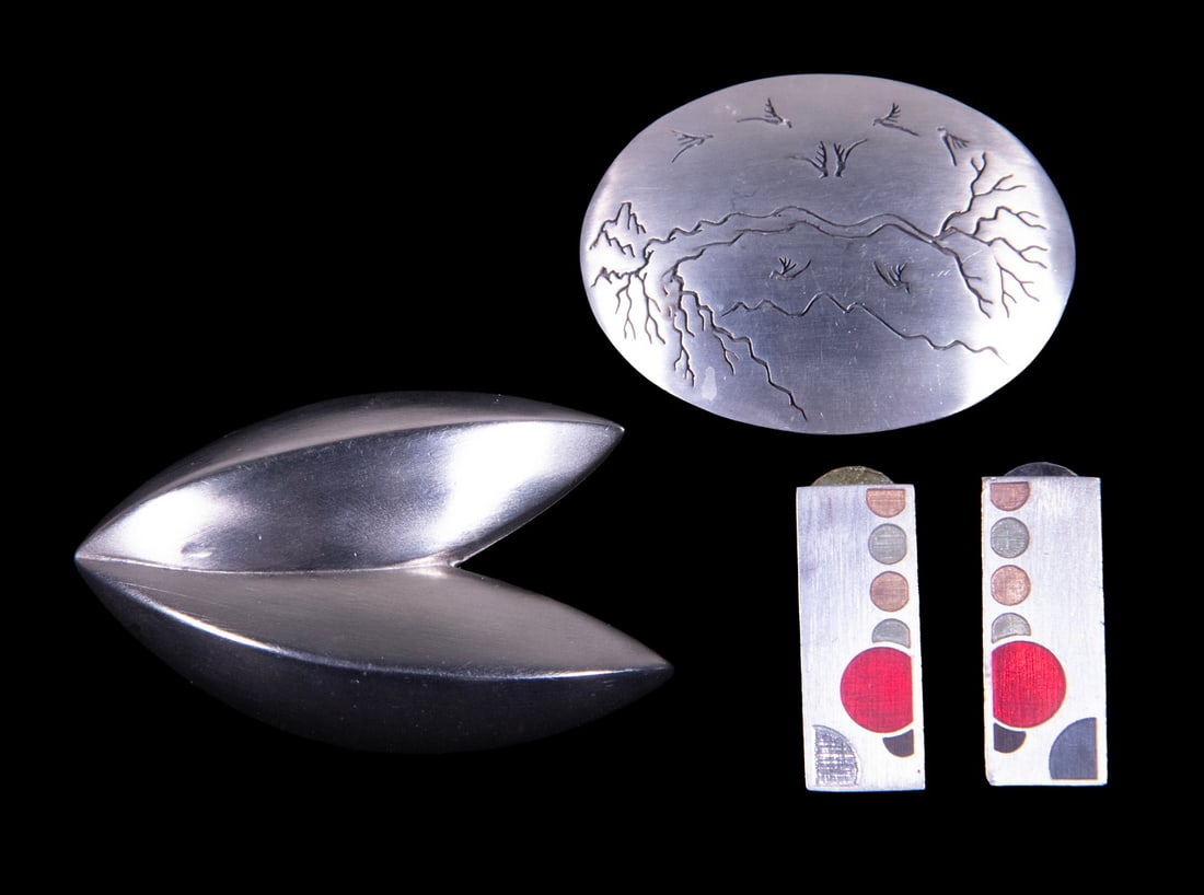 (3) DESIGNER AND MODERN JEWELRY INCLUDING GIVENCHY BROOCH: (3) DESIGNER AND MODERN JEWELRY INCLUDING GIVENCHY BROOCH A group of three pieces of modern jewelry, including a sculptural leaf-form brooch by Givenchy, executed in silver-tone metal; an oval brooch 