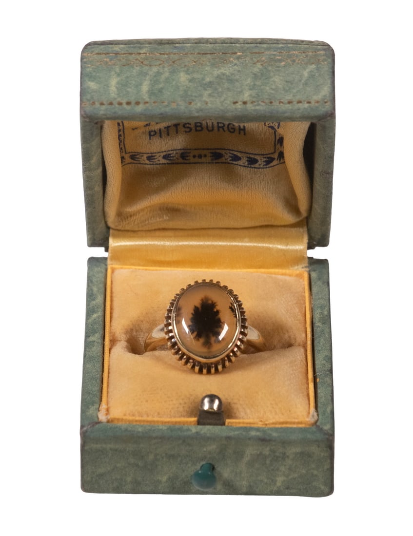 VICTORIAN 14K GOLD DENDRITIC AGATE RING: VICTORIAN 14K GOLD DENDRITIC AGATE RING Set with an oval cabochon dendritic agate displaying a striking natural tree-like inclusion resembling a fir or Christmas tree, within a decorative gallery moun
