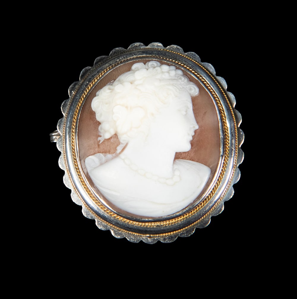 SILVER AND GOLD WIRE MOUNTED SHELL CAMEO BROOCH / PENDANT (1 of 2)