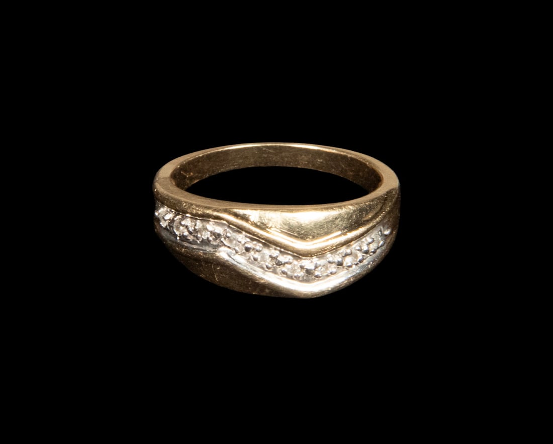 14K GOLD AND DIAMOND BAND RING (1 of 2)