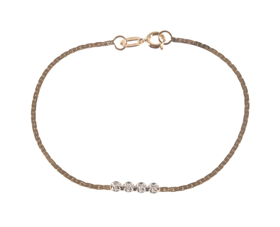14K GOLD AND DIAMOND ANKLET: 14K GOLD AND DIAMOND ANKLET A slender 14K gold bracelet accented at the center with (4) round melee diamonds in prong settings mounted on a white gold scalloped gallery. The bracelet features a finely