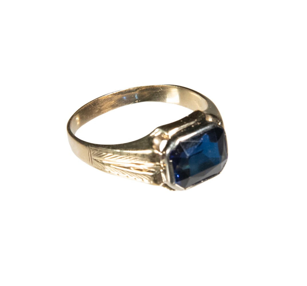 VINTAGE 10K GOLD SAPPHIRE RING: VINTAGE 10K GOLD SAPPHIRE RING A 10K yellow gold ring set with a rectangular-cut blue sapphire (possibly synthetic), measuring approximately 8.11 x 9.86 mm. The stone is mounted in a raised setting wi