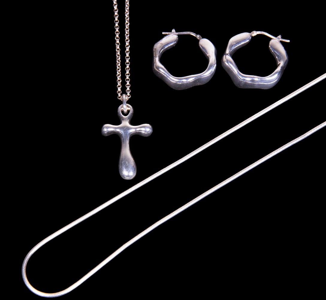 (3 PCS) STERLING SILVER JEWELRY ITEMS: (3 PCS) STERLING SILVER JEWELRY ITEMS A group of three sterling silver jewelry items comprising a cross pendant on link chain, an Italy snake chain and a pair of sculptural hoop earrings. The