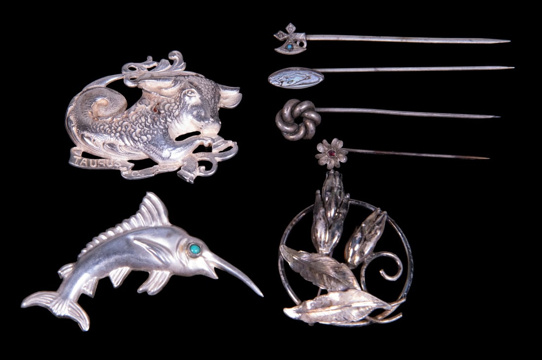 (7 PCS) VINTAGE STERLING SILVER ACCESSORIES: (7 PCS) VINTAGE STERLING SILVER ACCESSORIES A group of seven silver accessories comprising three brooches and four stickpins, including figural and decorative designs such as fish and foliate motifs. 