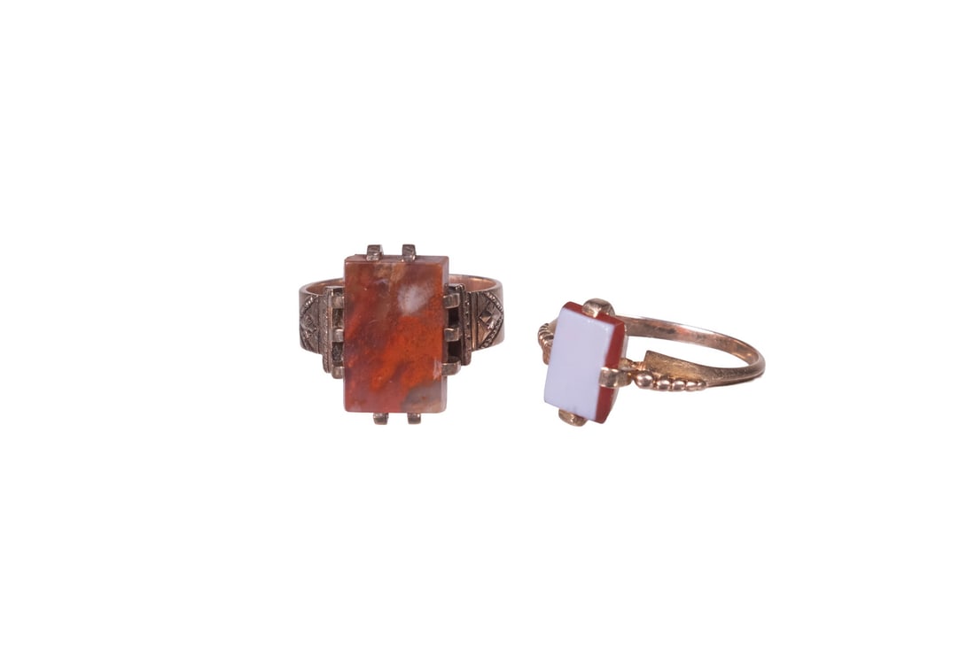 (2) VICTORIAN 10K ROSE GOLD AND AGATE RINGS: (2) VICTORIAN 10K ROSE GOLD AND AGATE RINGS Including two 10K rose gold rings set with rectangular agate. One featuring a mottled orange and white agate in a substantial setting with engraved shoulder