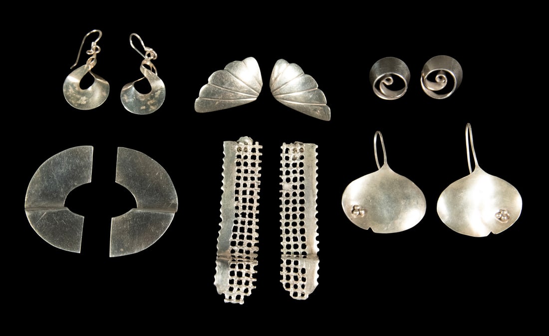 (6) PR MODERN DESIGN STERLING SILVER EARRING: (6) PR MODERN DESIGN STERLING SILVER EARRING A group of six pairs of modern design sterling silver earrings, including four pairs with post-back fittings and two pairs with sterling silver French