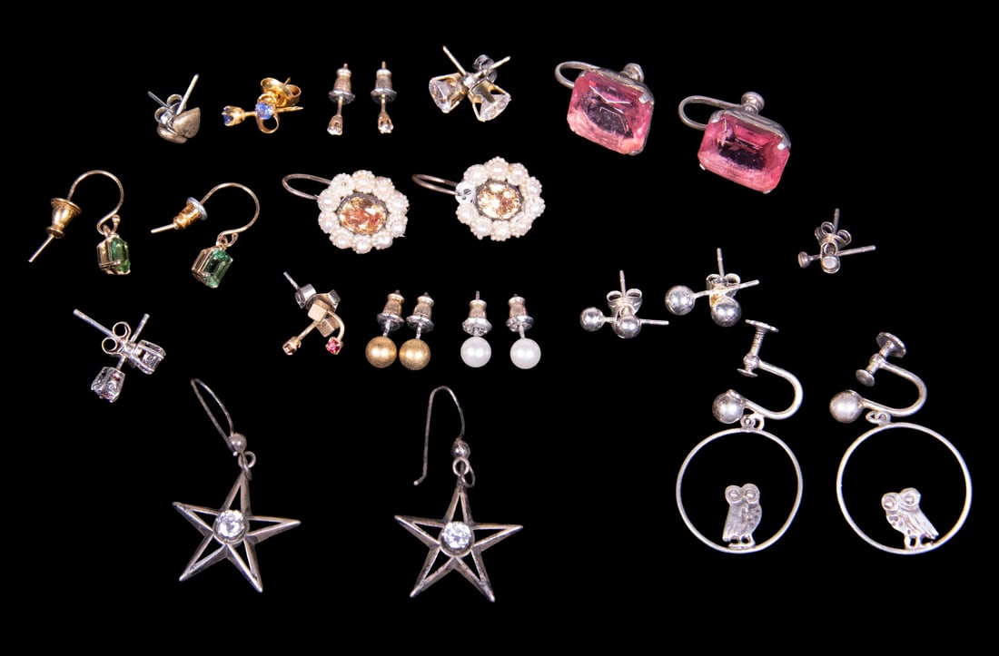 (16) PRS ASSORTED EARRINGS, INCLUDING STERLING SILVER EXAMPLES: (16) PRS ASSORTED EARRINGS, INCLUDING STERLING SILVER EXAMPLES A group of sixteen pairs of assorted earrings in various styles and materials, including hoop, stud, and drop forms. Five pairs marked st
