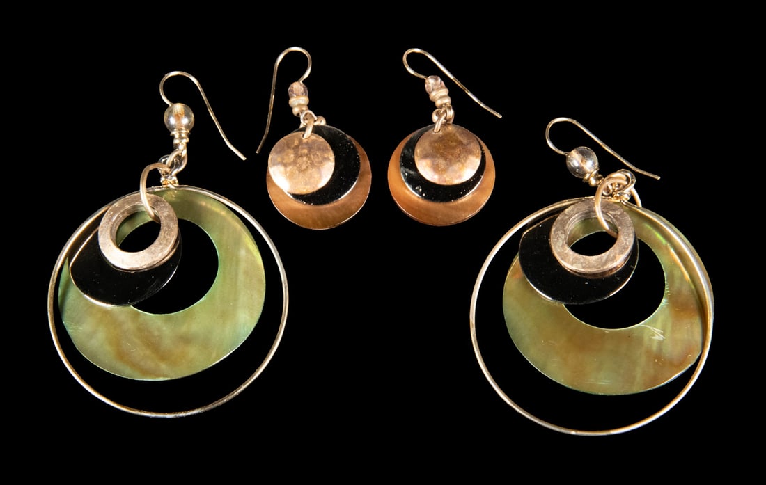 (2) PRS ART DECO STYLE 14K GOLD AND M-O-P DISC EARRRINGS: (2) PRS ART DECO STYLE 14K GOLD AND M-O-P DISC EARRRINGS A group of two pairs of art deco style disc earrings. The large pair contains a rainbow disc of mother of pearl shell, two smaller discs and a 