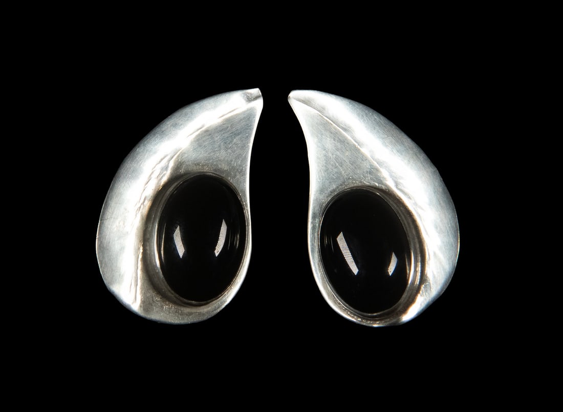PR LOUIS BOOTH VINTAGE STERLING SILVER ONYX STUDS: PR LOUIS BOOTH VINTAGE STERLING SILVER ONYX STUDS A large pair of vintage sterling silver earrings by Louis Booth, each designed as a hammered leaf-form plaque set with an oval onyx cabochon.