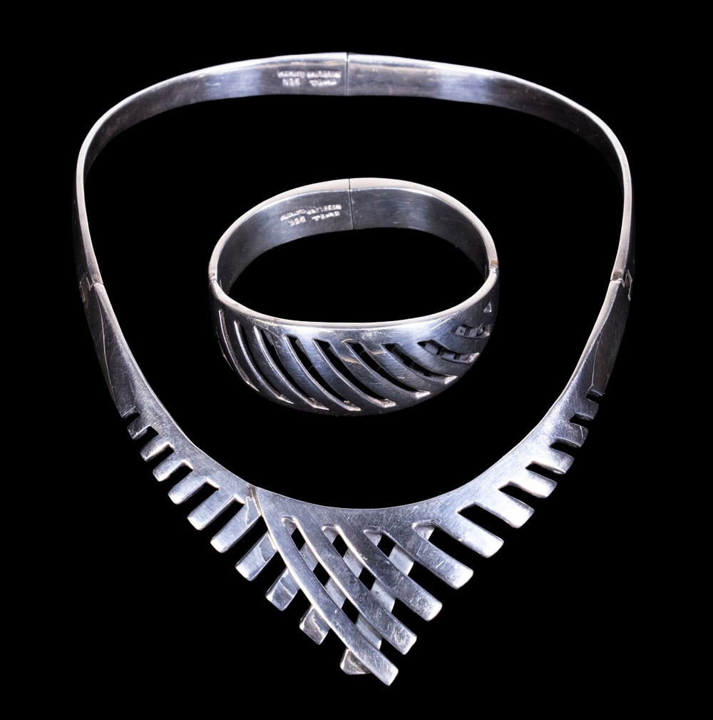 (2 PCS) MEXICAN TAXCO STERLING SILVER MODERNIST JEWELRY SUITE: (2 PCS) MEXICAN TAXCO STERLING SILVER MODERNIST JEWELRY SUITE A sculptural sterling silver torque necklace a matching bracelet both of modernist design, featuring a radiating fringe motif to the