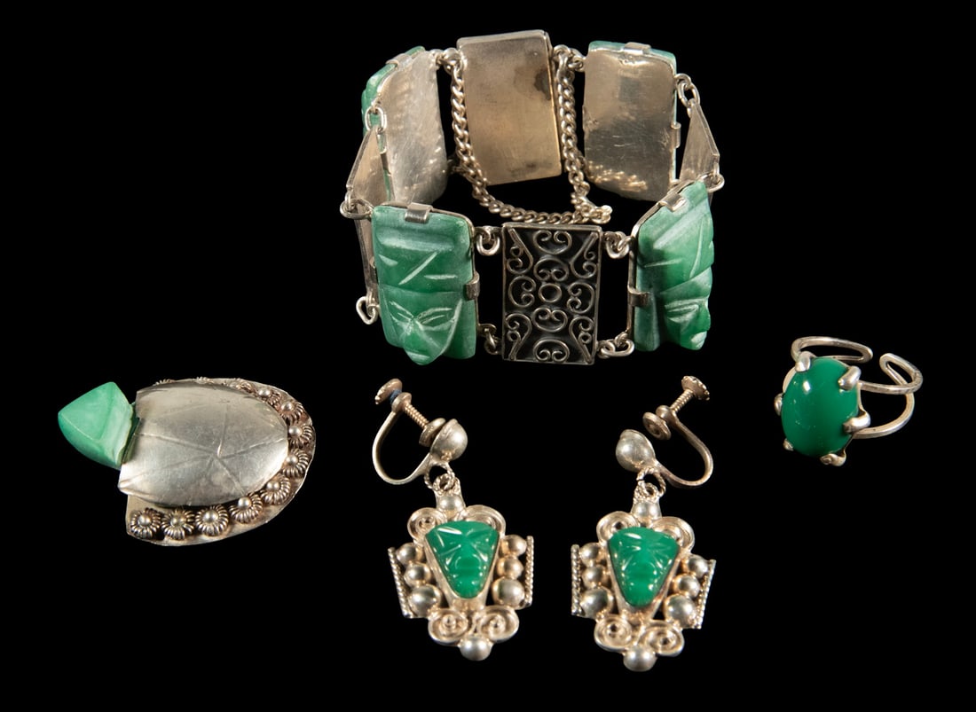 (4 PCS) VINTAGE MEXICAN SILVER MOUNTED JEWELRY: (4 PCS) VINTAGE MEXICAN SILVER MOUNTED JEWELRY Including: Link bracelet with alternating rectangular silver and carved greenstone mask mounted links, with safety chain, 1" wide, 6" long; Pair of screw