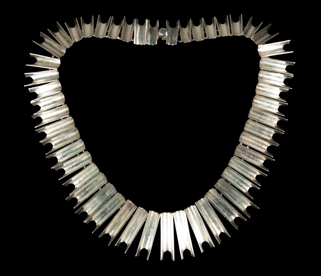 MEXICAN TAXCO MODERNIST STERLING SILVER NECKLACE: MEXICAN TAXCO MODERNIST STERLING SILVER NECKLACE A bold Mexican modernist sterling silver necklace composed of graduated tubular-form links with openwork link design to verso. The articulated necklace