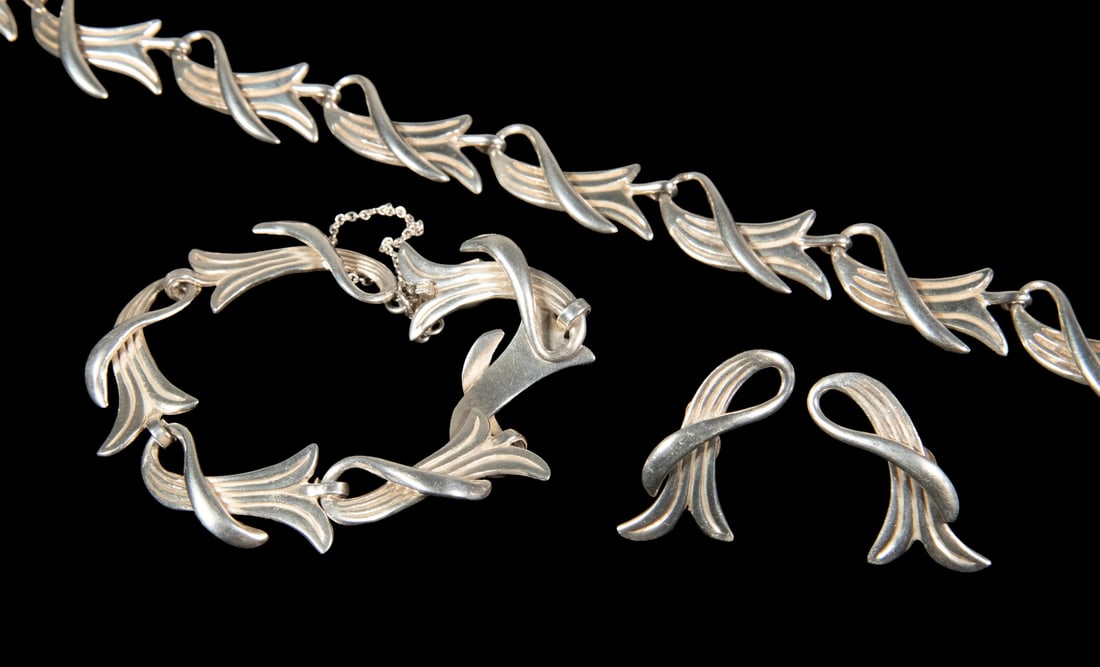 (3 PCS) MARICELA (ISIDRO GARCIA) MEXICAN TAXCO STERLING SILVER JEWELRY SUITE: (3 PCS) MARICELA (ISIDRO GARCIA) MEXICAN TAXCO STERLING SILVER JEWELRY SUITE A sculptural sterling silver jewelry suite comprising a necklace, bracelet, and matching screw back earrings, each formed a