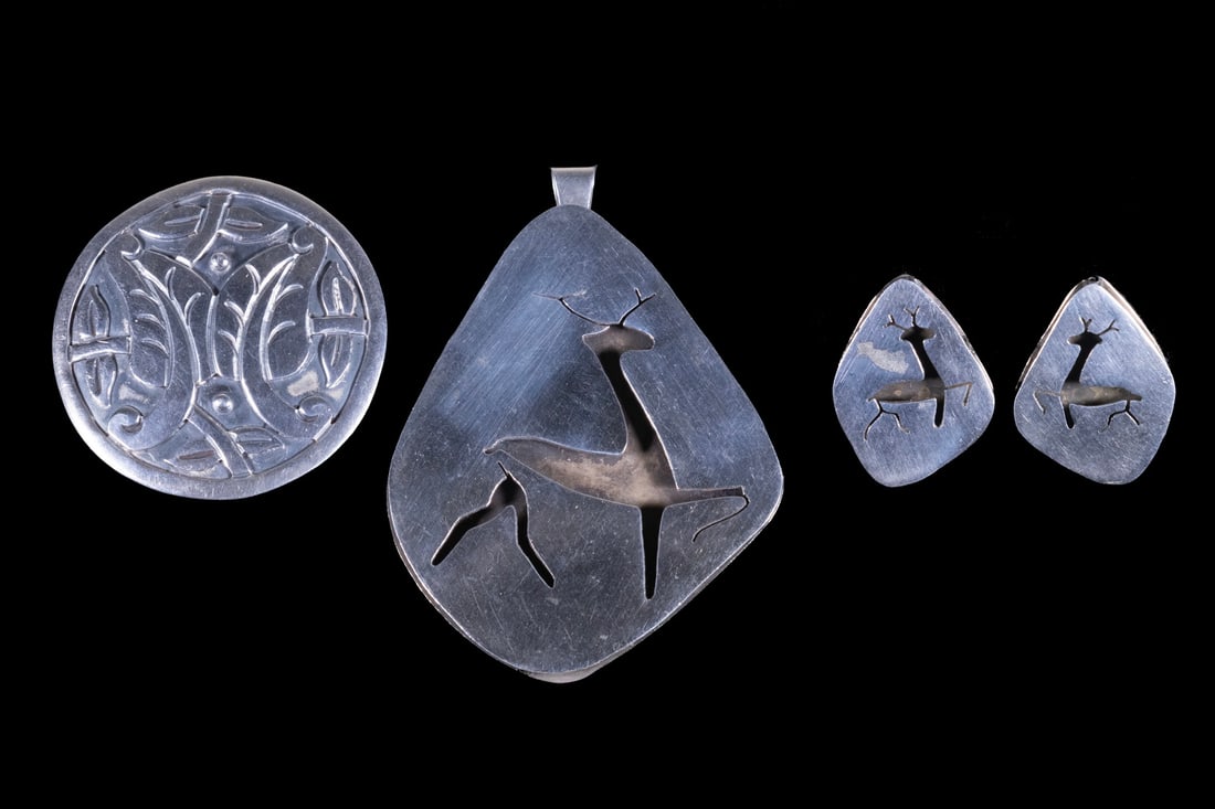 (3) MEXICAN STERLING SILVER JEWELRY, INCLUDING ANTONIO REYNA: (3) MEXICAN STERLING SILVER JEWELRY, INCLUDING ANTONIO REYNA A group of Mexican sterling silver jewelry, including an Antonio Reyna brooch/pendant with stylized foliate decoration, signed. Together wi