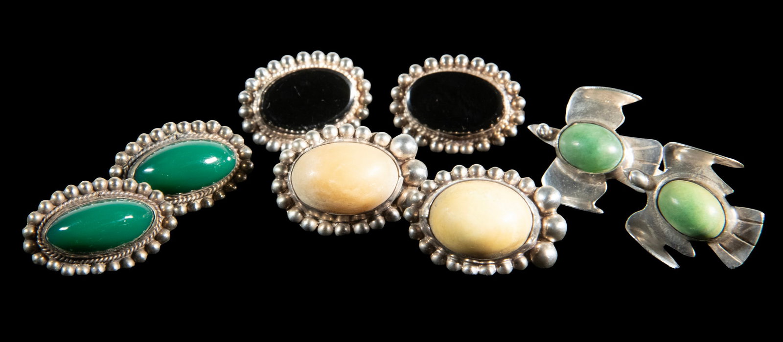 (4 PRS) MEXICAN STERLING & STONE EARRINGS: (4 PRS) MEXICAN STERLING & STONE EARRINGS (4) Pairs of Vintage Screw Back Earrings, all in sterling silver and set with polished onyx stones in various colors, most oval shape with beaded edge, one pa