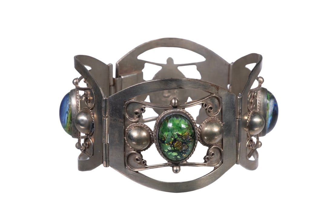 VINTAGE MEXICAN TAXCO STERLING SILVER AND ART GLASS LINK BRACELET: VINTAGE MEXICAN TAXCO STERLING SILVER AND ART GLASS LINK BRACELET A vintage Mexican sterling silver bracelet from Taxco, composed of (4) openwork links centered with oval foil art glass cabochons disp