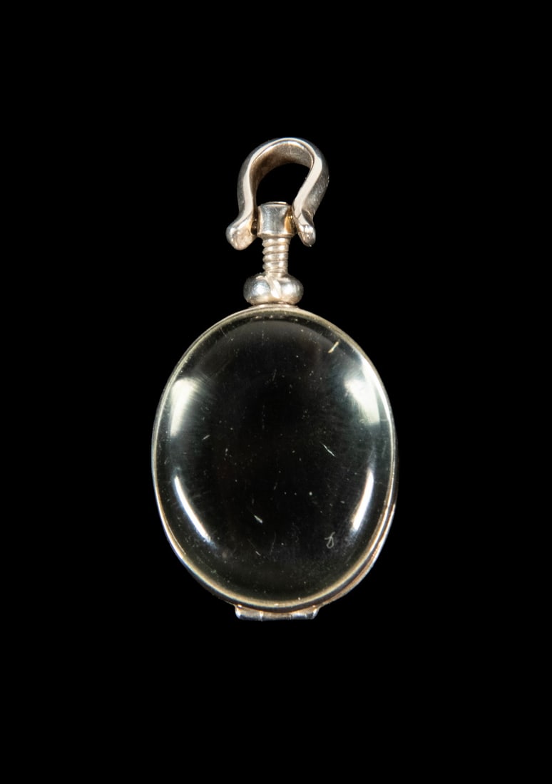 MEXICAN STERLING SILVER AND GLASS PHOTO LOCKET PENDANT: MEXICAN STERLING SILVER AND GLASS PHOTO LOCKET PENDANT Mexican sterling silver oval photo locket pendant, the hinged design with convex glass covers to both sides, opening by means of a threaded screw