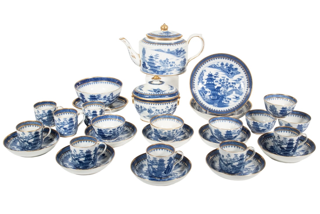 (28 PCS) CHINESE EXPORT PORCELAIN WITH GILT DECORATION, 19TH CENTURY (1 of 5)