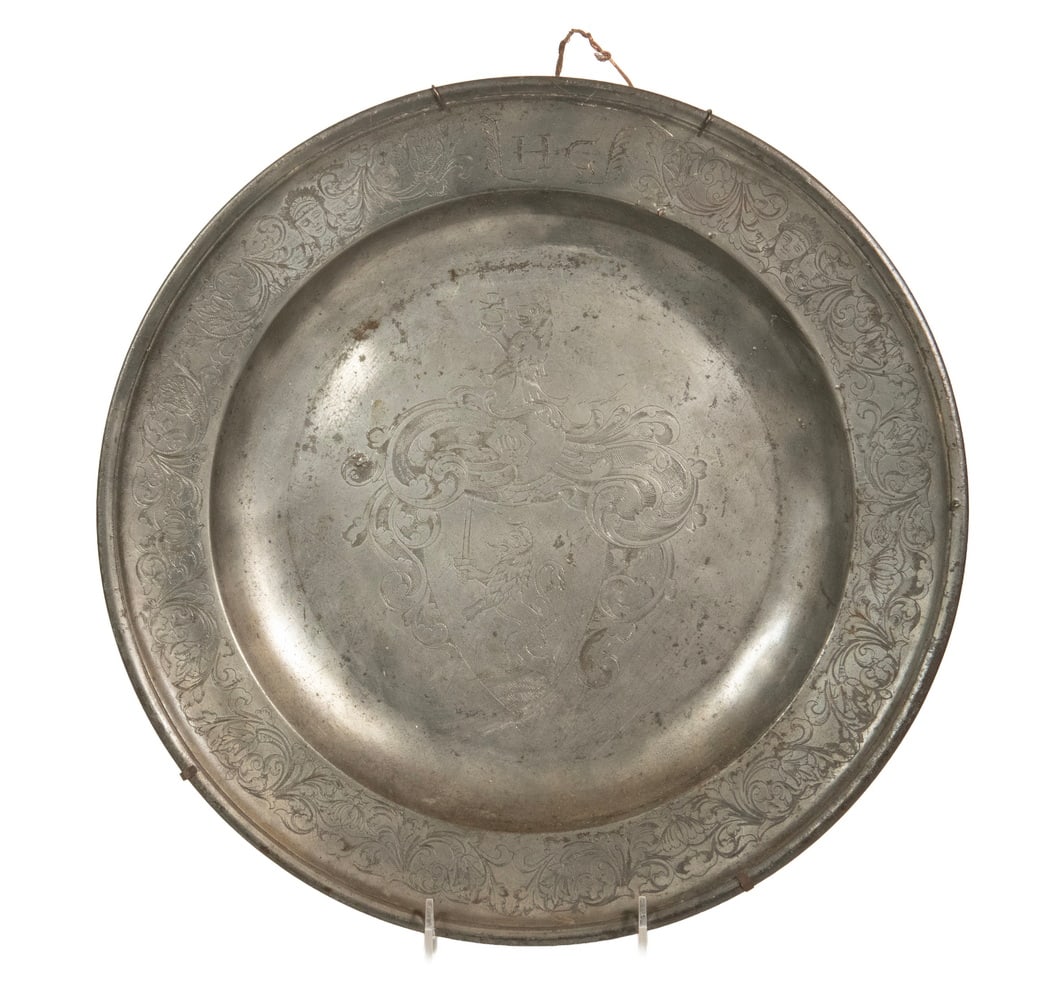 18TH C. PEWTER CHARGER WITH ENGRAVED HERALDIC CREST (1 of 3)
