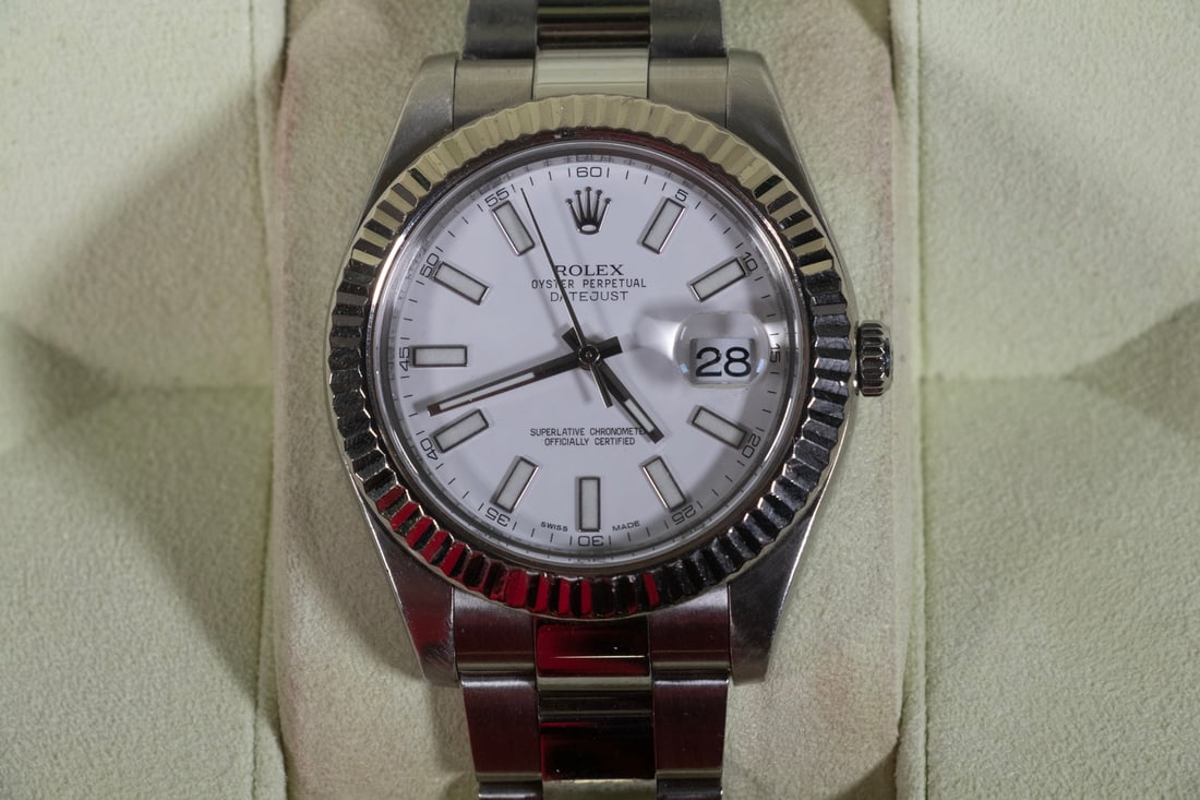 VINTAGE ROLEX DATEJUST WATCH (1 of 5)