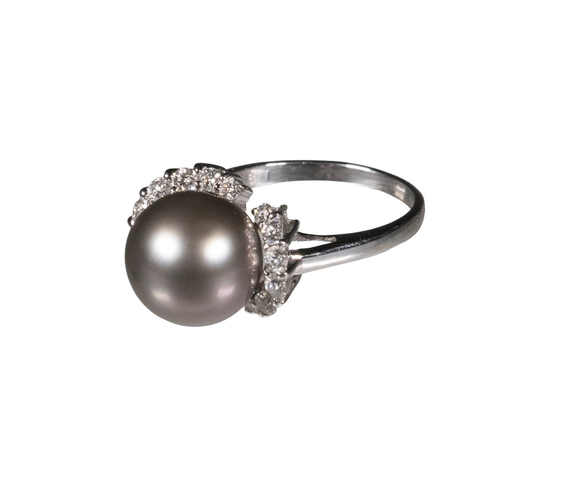 18K WHITE GOLD SOUTH SEA PEARL AND DIAMOND RING: 18K WHITE GOLD SOUTH SEA PEARL AND DIAMOND RING 18K white gold ring centering one South Sea cultured pearl measuring approximately 12.71 mm in diameter. The pearl displays a medium gray bodycolor with