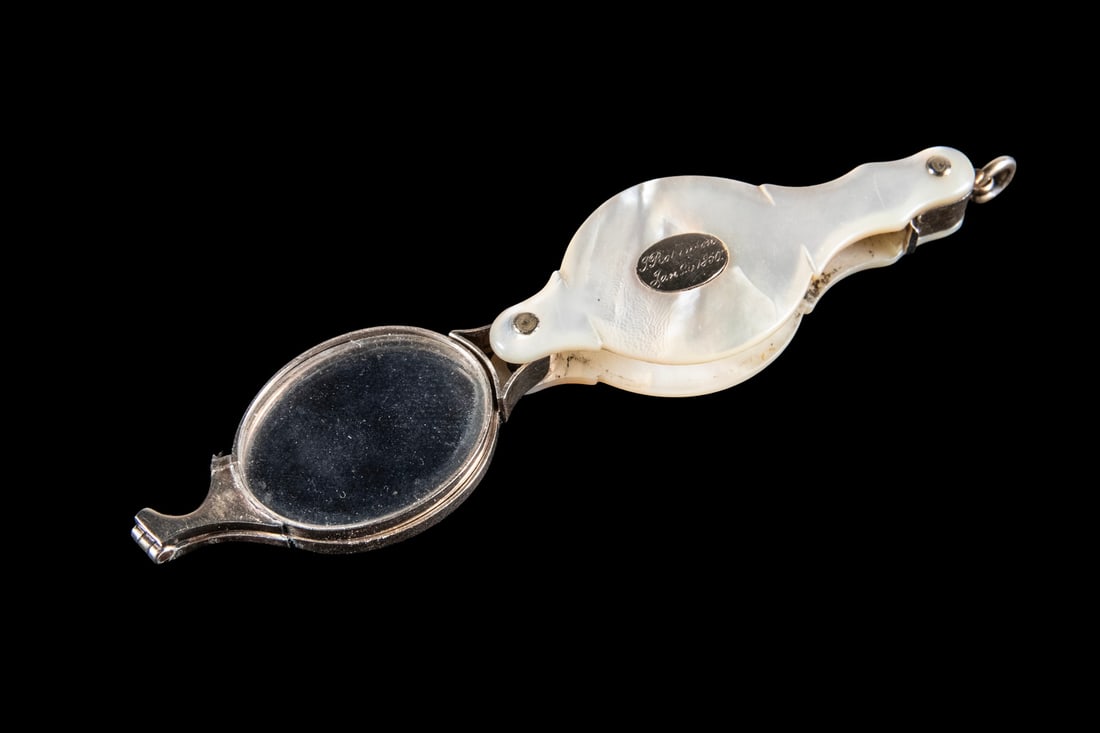 VICTORIAN GOLD AND MOTHER-OF-PEARL LORGNETTE, DATED 1850: VICTORIAN GOLD AND MOTHER-OF-PEARL LORGNETTE, DATED 1850 A folding lorgnette with carved mother-of-pearl handle and gold mounts, the oval reserve engraved “Presented by Friends” and dated