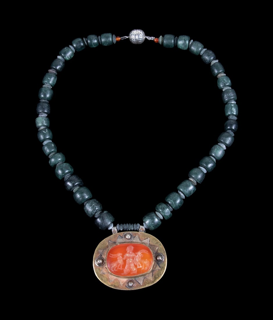 ELLEN WINDEMUTH A ROMAN CARNELIAN INTAGLIO NECKLACE: ELLEN WINDEMUTH A ROMAN CARNELIAN INTAGLIO NECKLACE A studio jewelry necklace by Ellen Windemuth, composed of Mexican greenstone and serpentine beads, centered by a Roman carnelian intaglio depicting