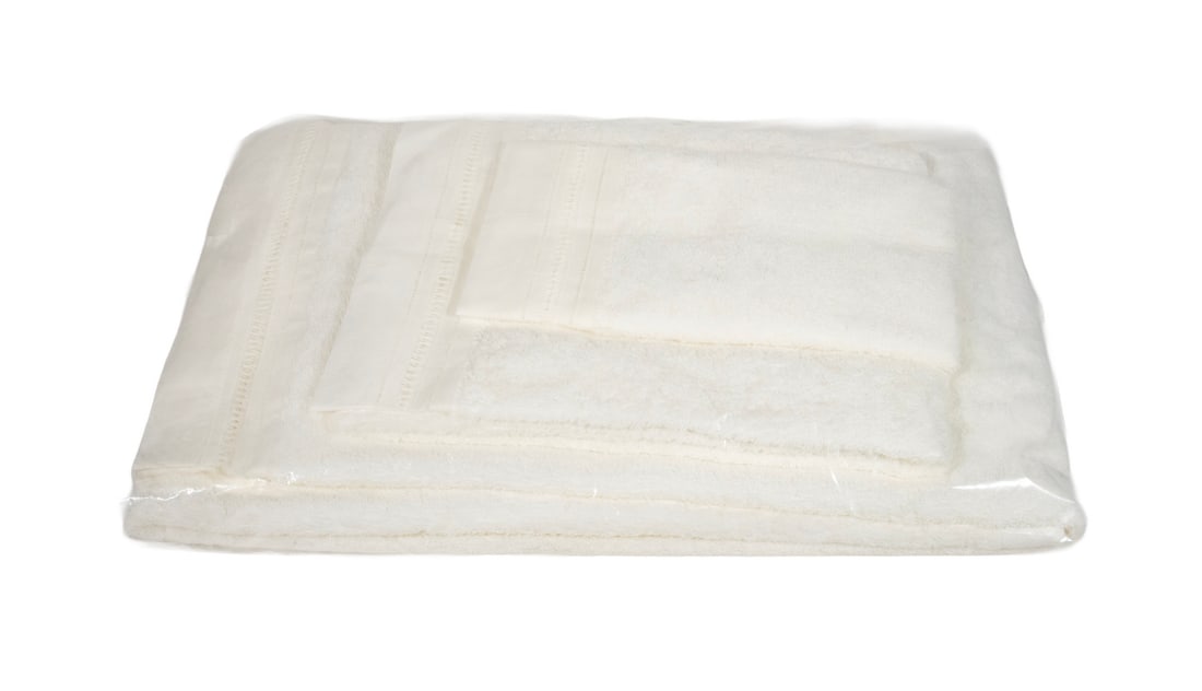 WHITE COTTON BATH TOWELS W/ LINEN ENDS: WHITE COTTON BATH TOWELS W/ LINEN ENDS A set of fine cotton, white bath towels all with sewed-on linen ends. Lot includes (5) bath towels, (5) hand towels, and (5) wash cloths. All new and bagged in