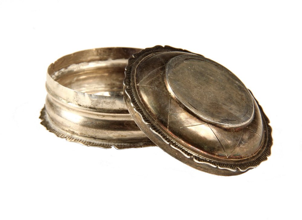 SILVER SNUFF BOX - American Colonial Period Coin Silver: SILVER SNUFF BOX - American Colonial Period Coin Silver Round Snuff Box by silversmith Nicolas Roosevelt (New York, 1715-1769), c. 1740. With engraved floral form fringe edging to lid and base, and en