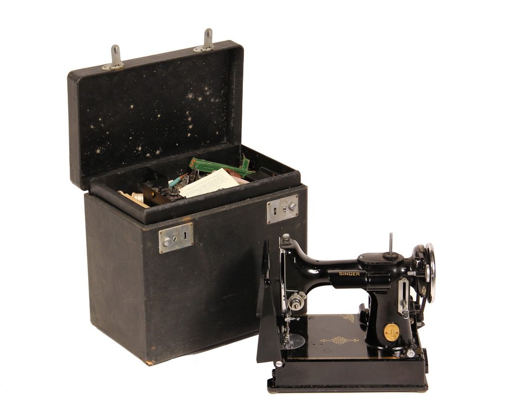 SINGER QUILTING MACHINE - Miniature Electric Sewing: SINGER QUILTING MACHINE - Miniature Electric Sewing Machine in original travel case with accessories, circa 1930. No: AF413004; scroll work on faceplate. 12" x 13" x 9" case. Good condition.