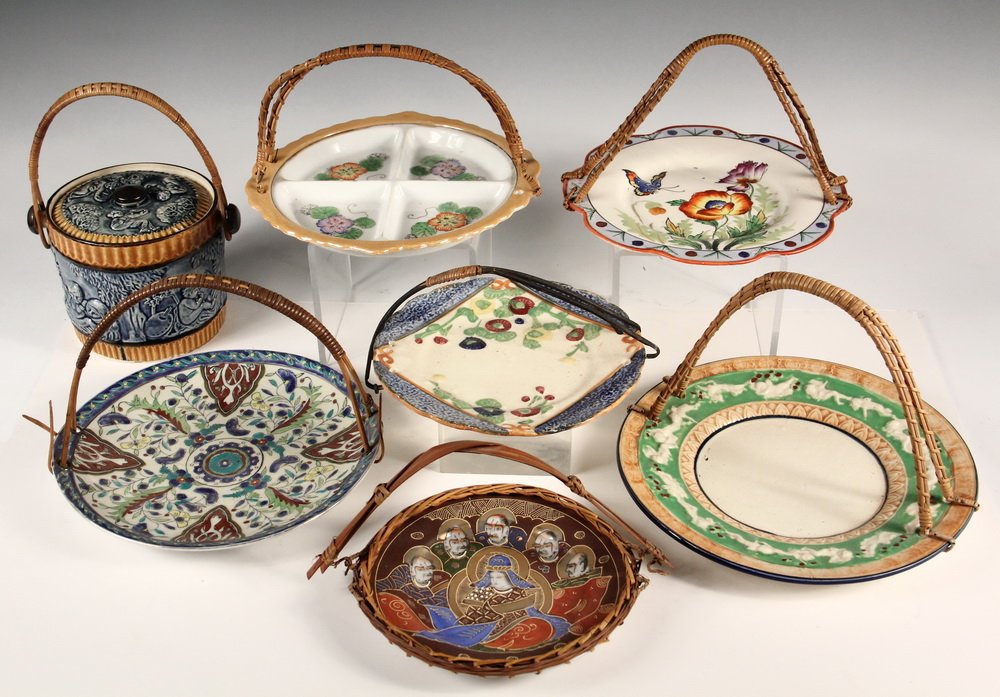 (6) JAPANESE PLATES & BISCUIT JAR WITH STRAW HANDLES -: (6) JAPANESE PLATES & BISCUIT JAR WITH STRAW HANDLES - 1920s-30s Vintage Porcelain in various styles and finishes. 7" to 9" plates. Generally good condition.