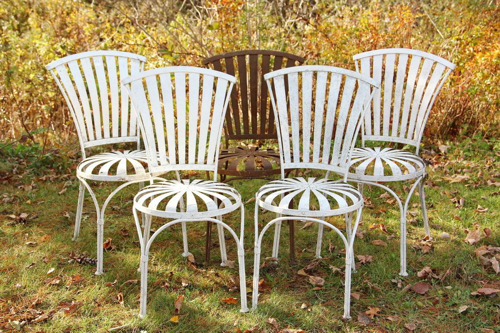 (5) DECO SPRING STEEL GARDEN CHAIRS - Four in white,: (5) DECO SPRING STEEL GARDEN CHAIRS - Four in white, one in brown, with seven slat fan shaped backs, sunburst balloon seat, bent rod frames. 32" back. Very good condition.