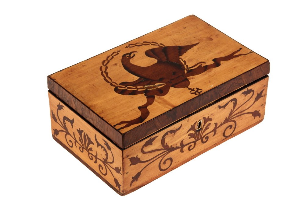 AMERICAN TRINKET BOX - Federal Period Maple Box with: AMERICAN TRINKET BOX - Federal Period Maple Box with ombred mahogany inlay of eagle surrounded by wreath and riband on lid, rosewood edge, ebony beading, mahogany vine work inlay on sides. The interio