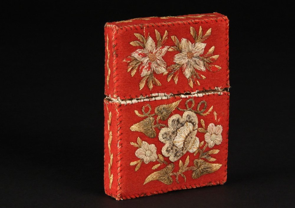 HURON CARD CASE - Birch Bark Slip Case with moosehair: HURON CARD CASE - Birch Bark Slip Case with moosehair decoration over red stroud cloth, circa 1850, the flowers representing herbs used in native medicines. 4 1/8" x 3" x 5/8". Minor wear and losses.