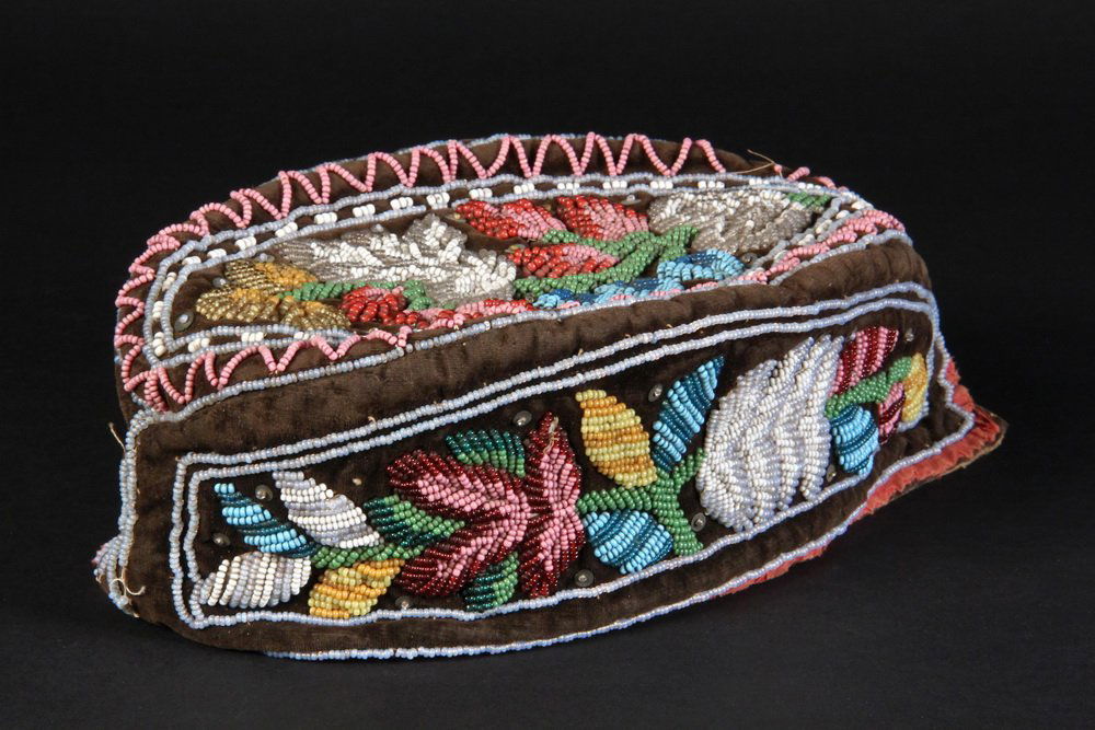 IROQUOIS BEADED CAP "Glengarry" Hat in brown velvet