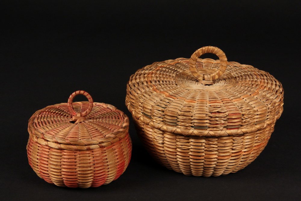 (2) PENOBSCOT BASKETS - Both early 20th c, lidded, in: (2) PENOBSCOT BASKETS - Both early 20th c, lidded, in sweetgrass and ash split, including: Sewing Basket in many colors, with lapped cover having a ring lift, 3 1/2" x 6 1/2" diam, good condition, fad