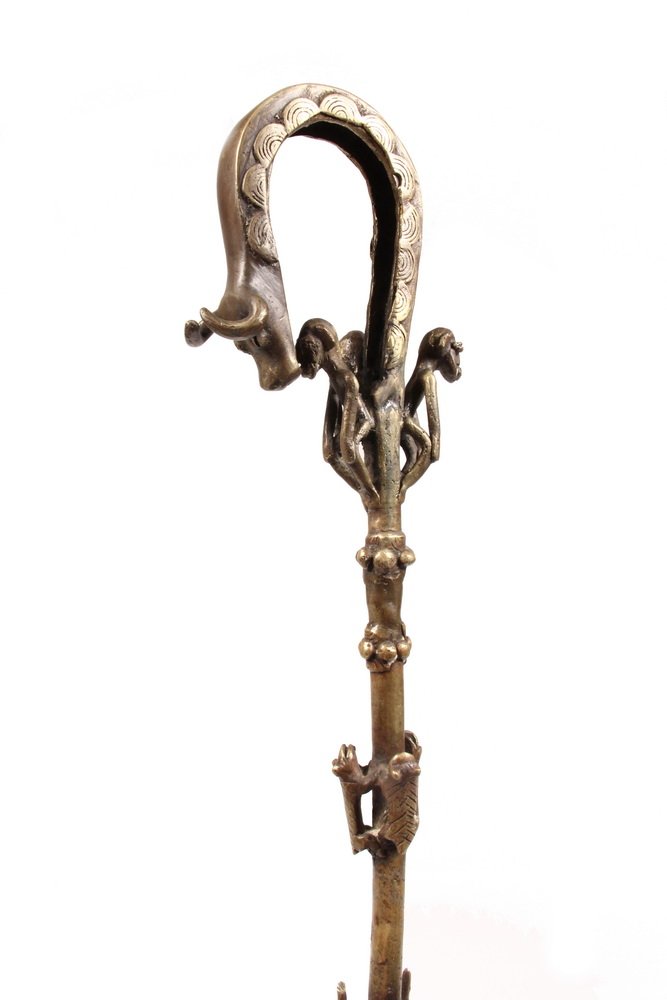 AFRICAN BRONZE STAFF - Benin Cast Bronze Oba Staff or: AFRICAN BRONZE STAFF - Benin Cast Bronze Oba Staff or Sceptre, with crooked handle having water buffalo end, figures of three crouching men at top of staff which is decorated with lizards, crocodiles,