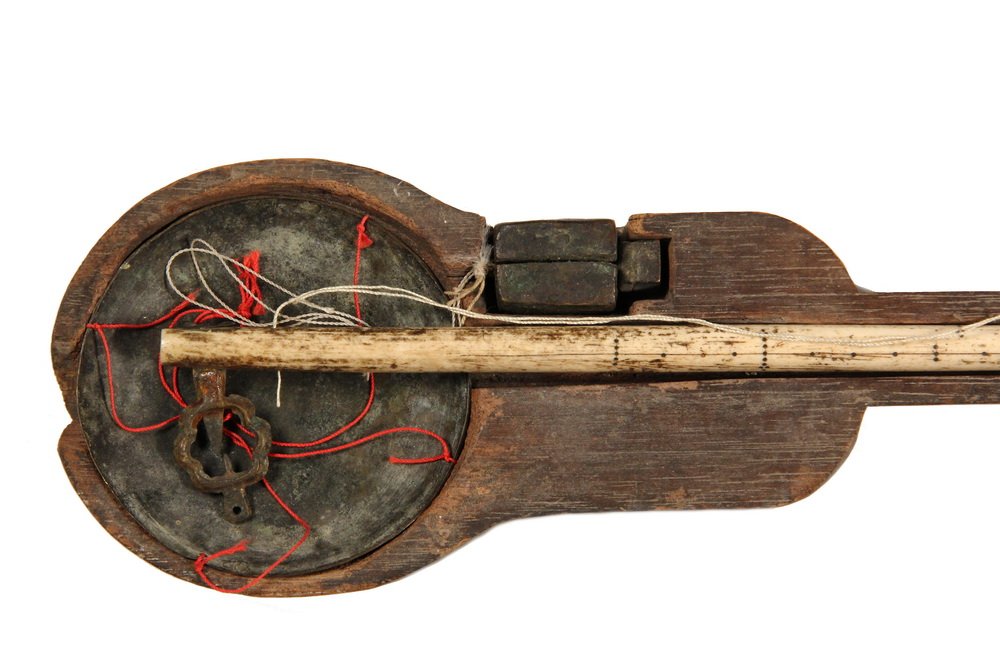 CHINESE OPIUM OR HERB SCALE IN WOODEN CASE - Dotchin: CHINESE OPIUM OR HERB SCALE IN WOODEN CASE - Dotchin Scale consisting of an ivory beam with needle engraved counting marks, a single brass pan and a bronze weight. Mid 18th c. The balance operates on