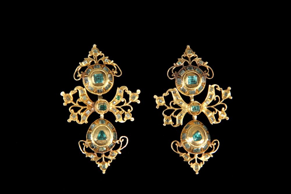 EARRINGS - Pair of 18th c. Spanish (Iberian) Gold and: EARRINGS - Pair of 18th c. Spanish (Iberian) Gold and Emerald Bow Form Pendoloque Drop Earrings, with wire backs, Cordoba, circa 1780, with hallmarks to top and bottom sections of each earring.