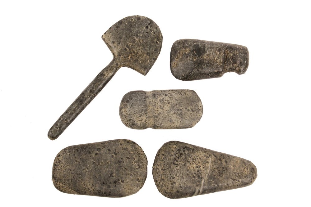(5) MAYAN HARDSTONE TOOLS - Teotihuacan, 200 BC to 100: (5) MAYAN HARDSTONE TOOLS - Teotihuacan, 200 BC to 100 AD, including: Cultivating Spade, (2) Adze Heads and (2) Celts, 9 1/2" to 4 1/2" long. Good condition.