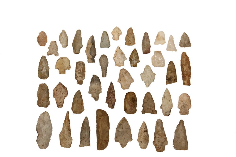 (40) NATIVE AMERICAN WEAPON POINTS - White Flint Points: (40) NATIVE AMERICAN WEAPON POINTS - White Flint Points of various origins and size, mostly Mississippi Valley, some marked with origins. 1 1/4" to 3 1/2" long.