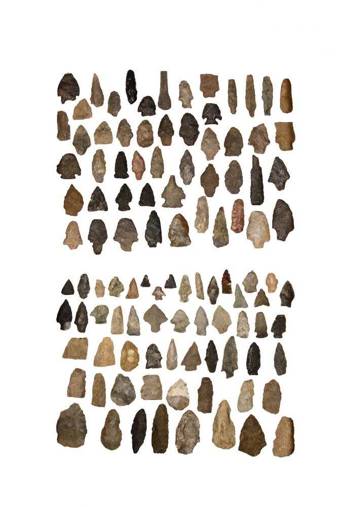 (105) NATIVE AMERICAN WEAPON POINTS - Flint Points of: (105) NATIVE AMERICAN WEAPON POINTS - Flint Points of various origins, color and size, mostly east coast to the Mississippi, some marked with origins. 3/4" to 3" long.