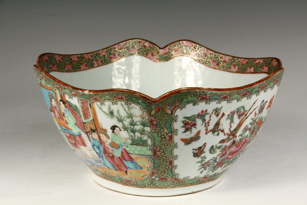 CHINESE EXPORT BOWL - Early 19th c. Rose Medallion (1 of 5)