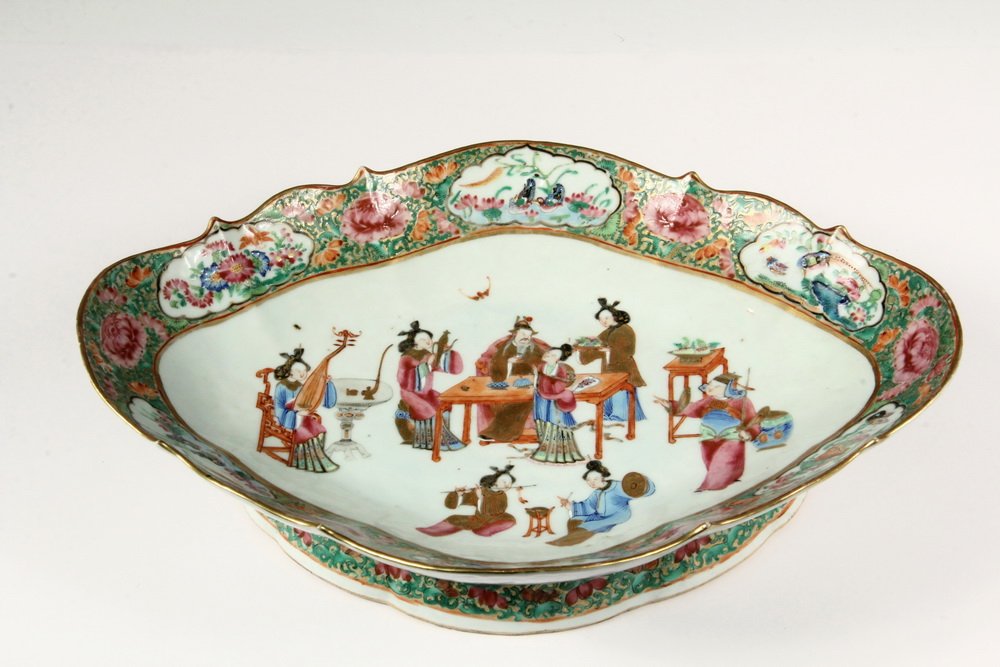 CHINESE EXPORT PORCELAIN PLATEAU - Large Famille Rose (1 of 4)