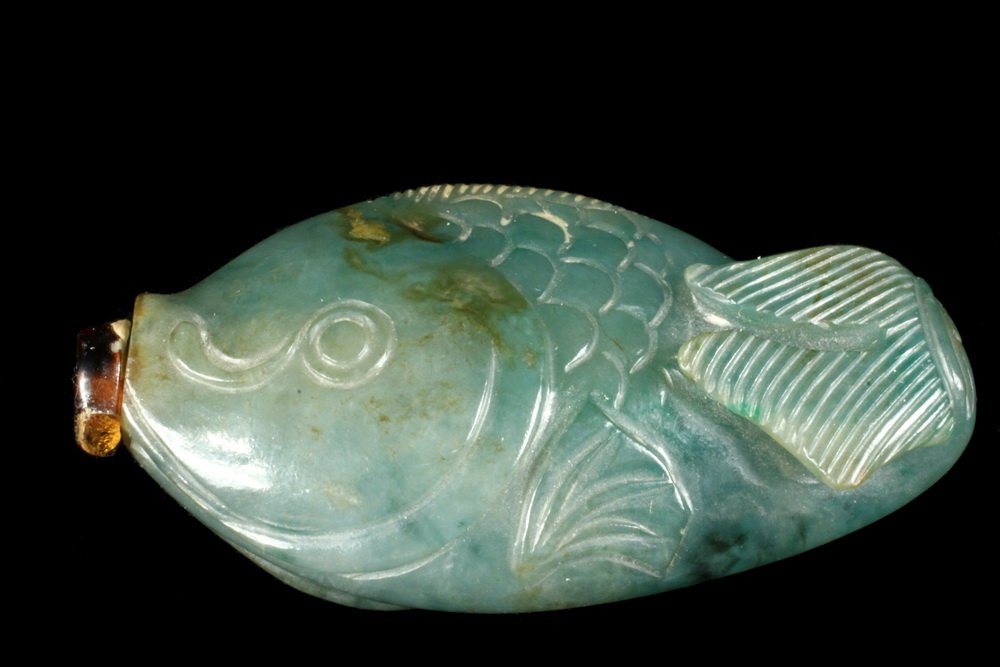 CHINESE JADE SNUFF BOTTLE - Antique Fish Form Snuff (1 of 3)
