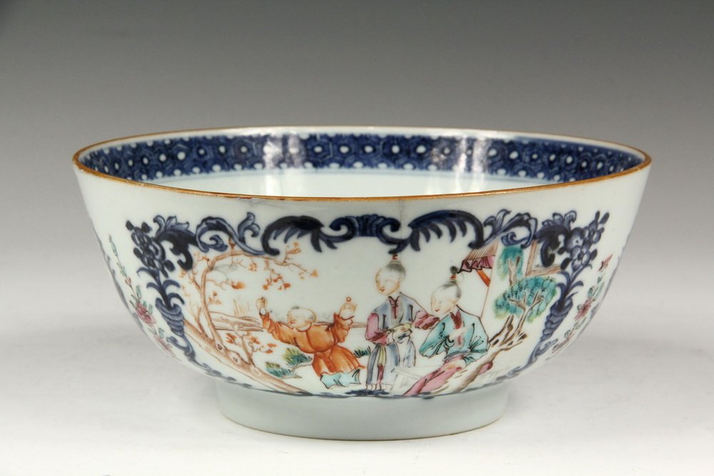 CHINESE EXPORT BOWL - Early 19th c. Mandarin Bowl with (1 of 5)