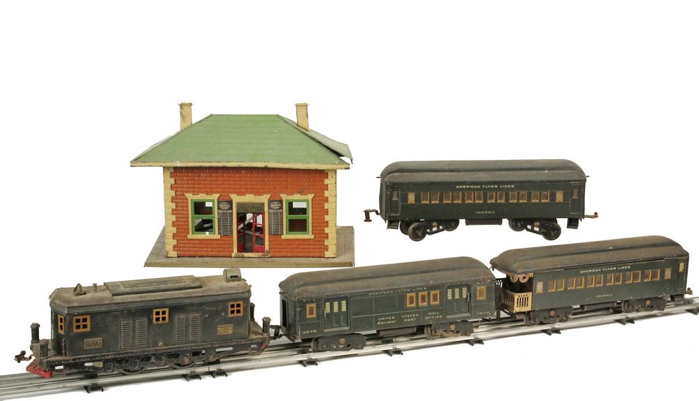 TOY TRAIN SET - Lionel American Flyer Standard Gauge,: TOY TRAIN SET - Lionel American Flyer Standard Gauge, circa 1925-27, all in green, including 0-4-0 Engine #4000; US Mail Post Office Car #4040; (2) 'America' Passenger Cars #4041 & Lionel Waiting Room
